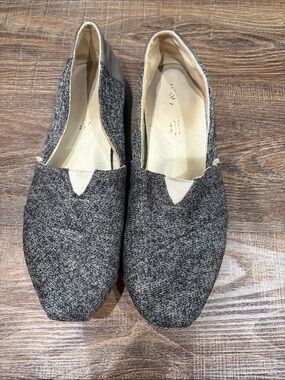 ☀️2/$15☀️ Toms dark grey shoes